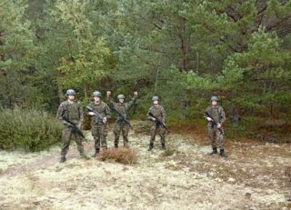 zlot_ustka11 Uczniowie klas mundurowych w trakcie zajęć terenowych w lesie.