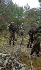 zlot_ustka12 Uczniowie klas mundurowych w trakcie zajęć terenowych w lesie.