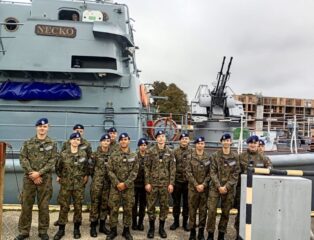 zlot_ustka17 Uczniowie klas mundurowych pozują do zdjęcia przy nabrzeżu podczas zajęć.