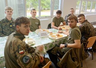 zlot_ustka20 Kadeci jedzą posiłek w stołówce podczas szkolenia.
