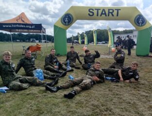zlot_ustka21 Uczniowie klas mundurowych odpoczywają przy strefie startowej podczas wydarzenia terenowego.