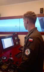 zlot_ustka22 Uczeń pracuje na symulatorze nawigacji morskiej w trakcie zajęć praktycznych