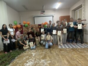 otrzesiny_internat Uczestnicy otrzęsin w internacie z pamiątkowymi dyplomami.