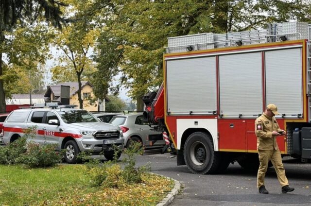 Pojazdy straży pożarnej podczas ćwiczeń.