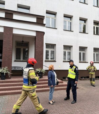 Koordynacja działań służb mundurowych podczas próbnej ewakuacji szkoły.