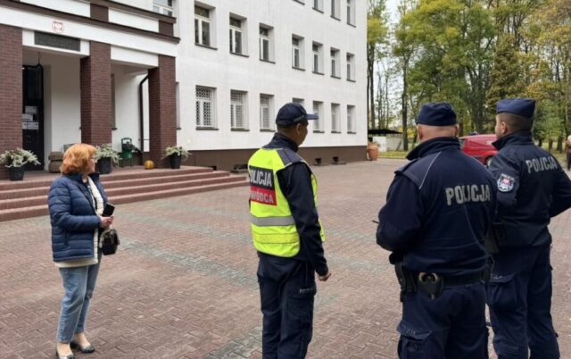 Przedstawiciele służb mundurowych i szkoły podczas koordynacji działań.