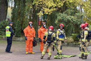 probna_ewakuacja Służby mundurowe podczas działań związanych z próbną ewakuacją szkoły.