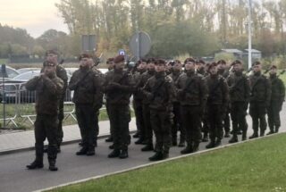 Żołnierze podczas uroczystości przysięgi wojskowej.