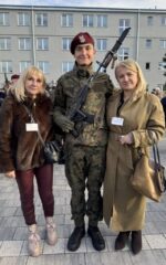 Osoba w mundurze wojskowym oraz dwie osoby cywilne podczas uroczystości przysięgi wojskowej.