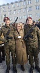 Dwie osoby w mundurach wojskowych i osoba cywilna pozują do zdjęcia podczas przysięgi wojskowej.