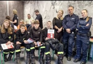 trening_ludnosci Uczestnicy Krajowego Treningu Rodzinnego podczas zajęć z zakresu bezpieczeństwa.
