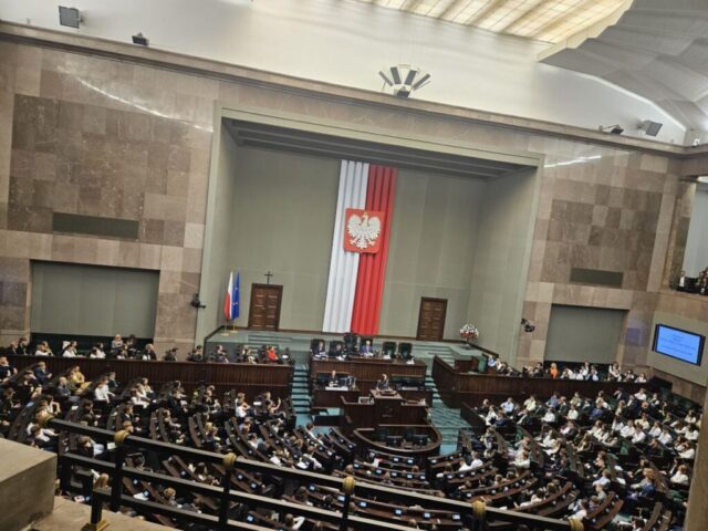 wycieczka_sejm01 Widok sali posiedzeń Sejmu podczas wizyty zorganizowanej grupy uczestników.