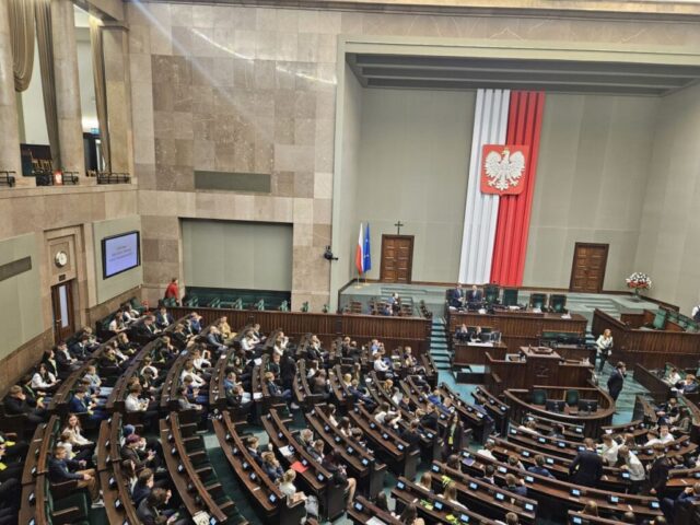 wycieczka_sejm06 Widok sali posiedzeń Sejmu podczas wizyty edukacyjnej uczestników wydarzenia.