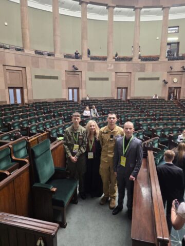 wycieczka_sejm09 Uczestnicy wizyty w sali posiedzeń Sejmu Rzeczypospolitej Polskiej.