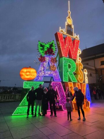 wycieczka_sejm10 Uczestnicy wizyty przy iluminacji „Warszawa” na tarasie widokowym.