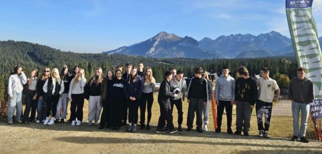 wycieczka_zakopane04 Grupa uczniów na tle górskiego krajobrazu.