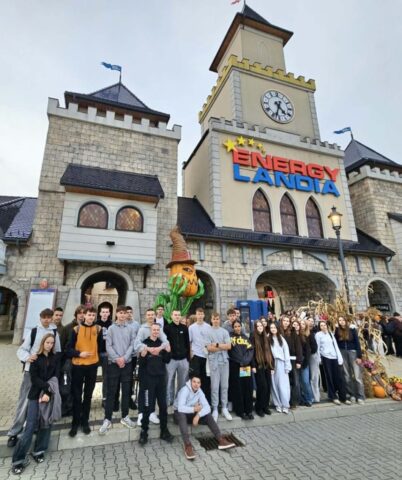 wycieczka_zakopane05 Uczestnicy wycieczki przed wejściem do parku rozrywki Energylandia.
