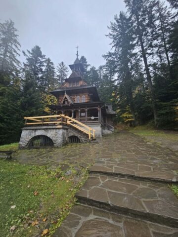 wycieczka_zakopane13 Drewniany kościół położony wśród drzew.