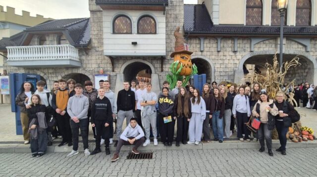 wycieczka_zakopane09 Uczniowie wraz z opiekunami podczas wycieczki przy wejściu do parku rozrywki.