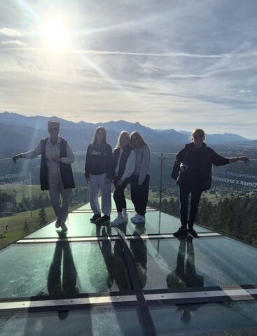 wycieczka_zakopane12 Grupa uczestników wycieczki na szklanym tarasie widokowym.