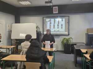 Pracownia szkolna- nauczyciel i uczniowie biorący udział w konkursie "Żywoty Świętych"